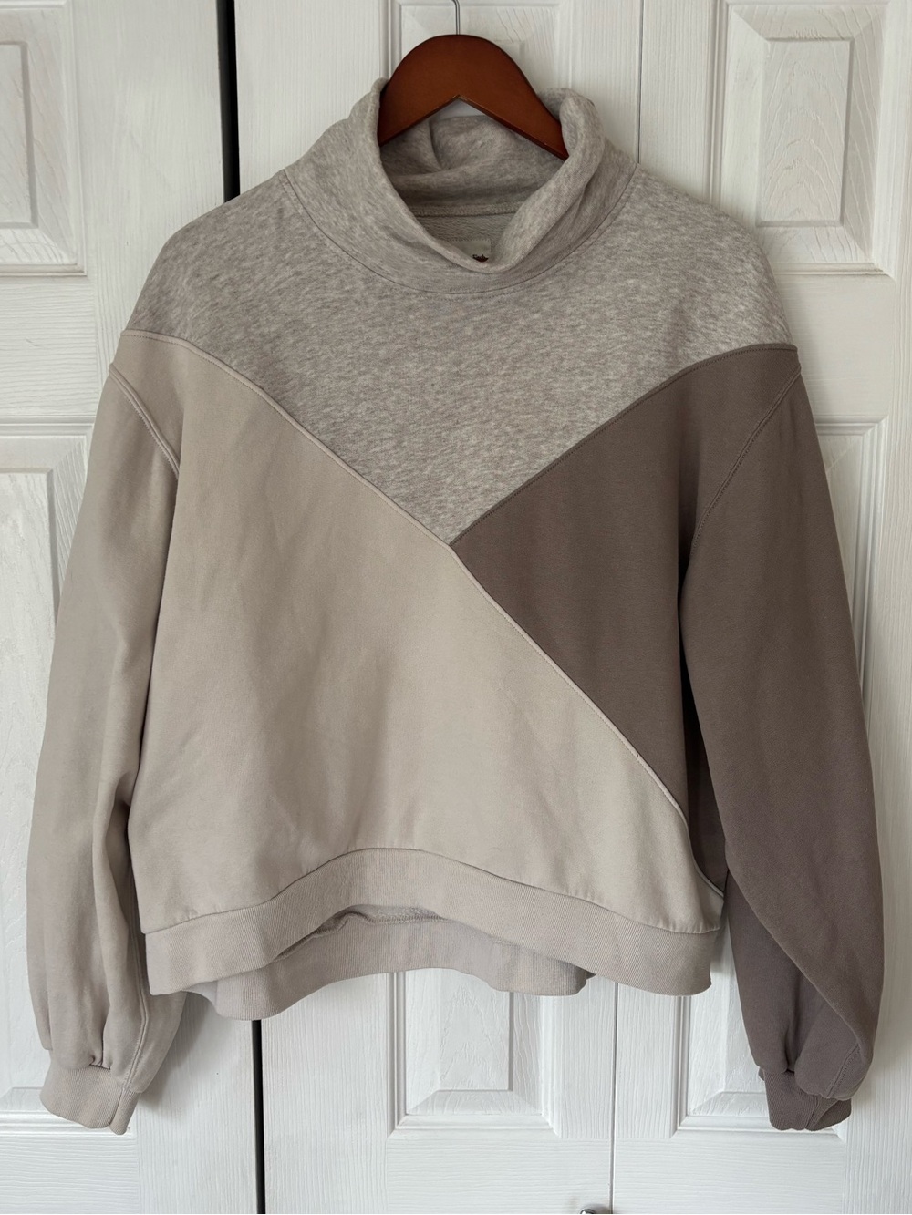 Abercrombie & Fitch Mock Neck Colour Block Pullover Size XL (fits like Medium)